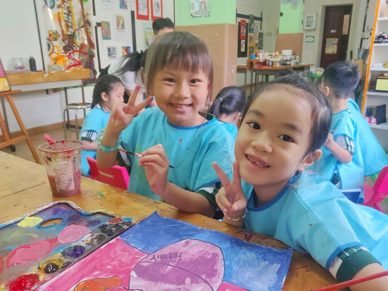 Lớp 1 thích vẽ tranh “Những bông hoa hướng dương” của Vincent Van Gogh