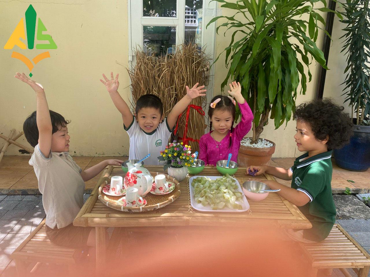 Dưới ánh nắng ấm áp, những em bé lớp Chồi làm vườn nhỏ bé của chúng tôi đang làm việc chăm chỉ, trông vô cùng đáng yêu
