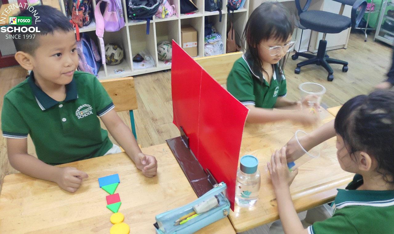 Lớp 1 đang học về phân số!