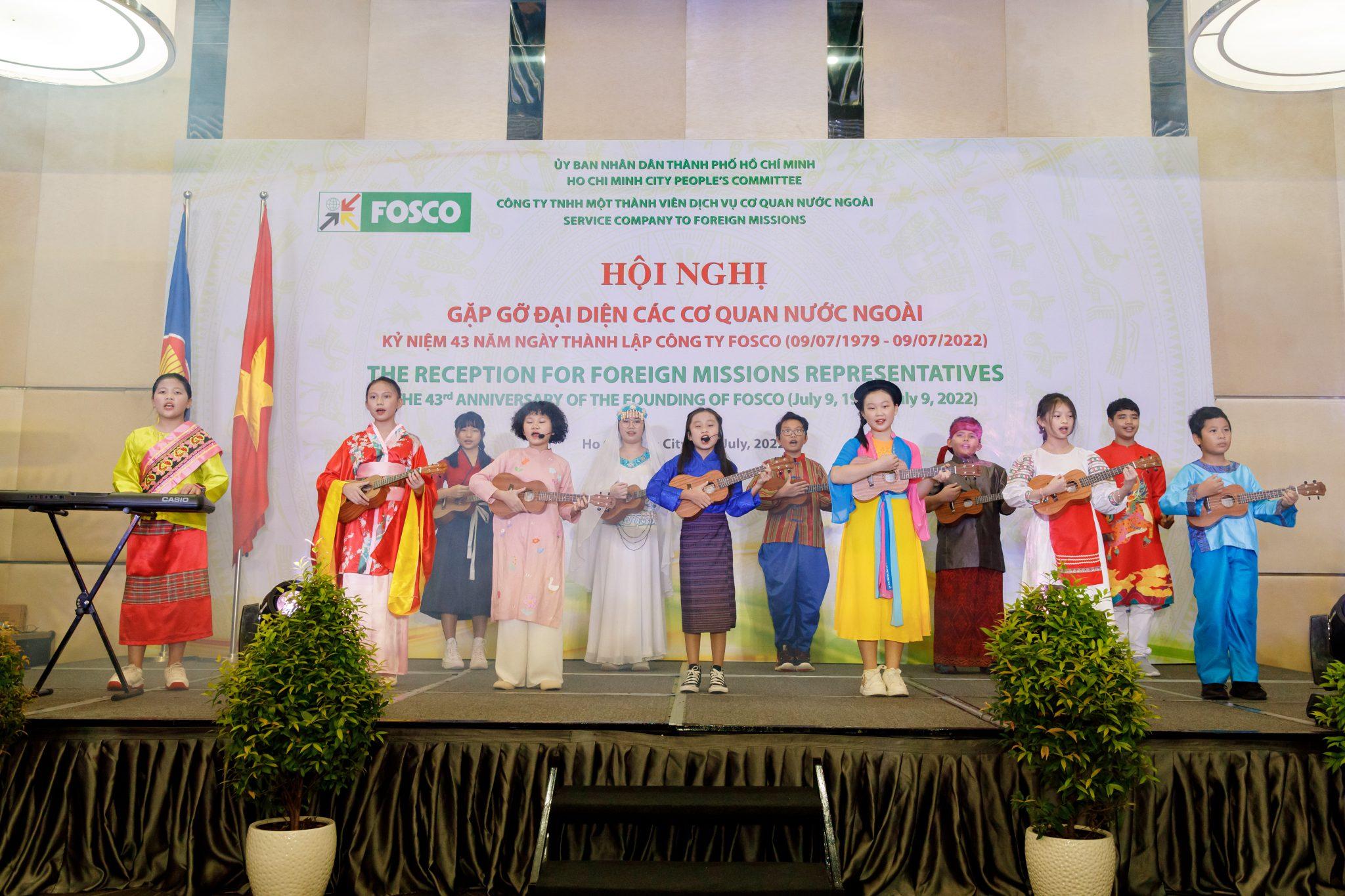 Tiết mục văn nghệ của các em học sinh tại sự kiện “Hội nghị gặp gỡ Đại diện các cơ quan nước ngoài nhân kỷ niệm 43 năm ngày thành lập Công ty FOSCO