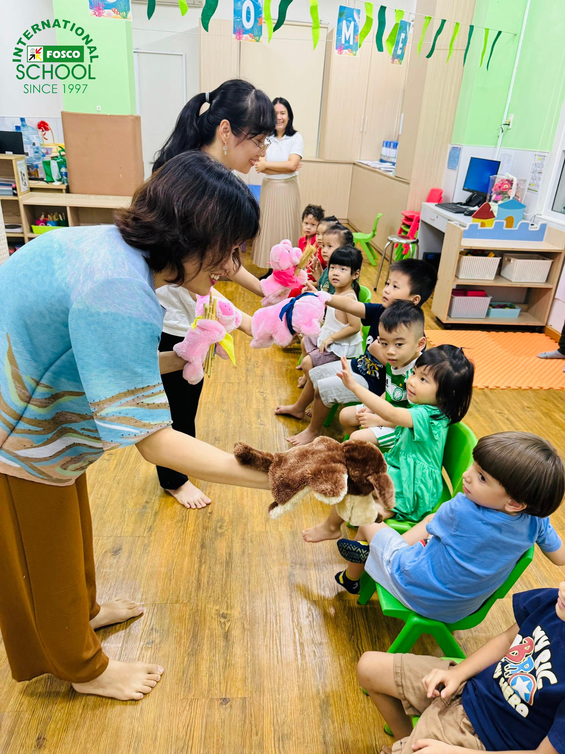 Một trải nghiệm tuyệt vời đối với các em học sinh lớp Mầm khi được xem múa rối do các bậc phụ huynh đáng yêu của chúng em thể hiện